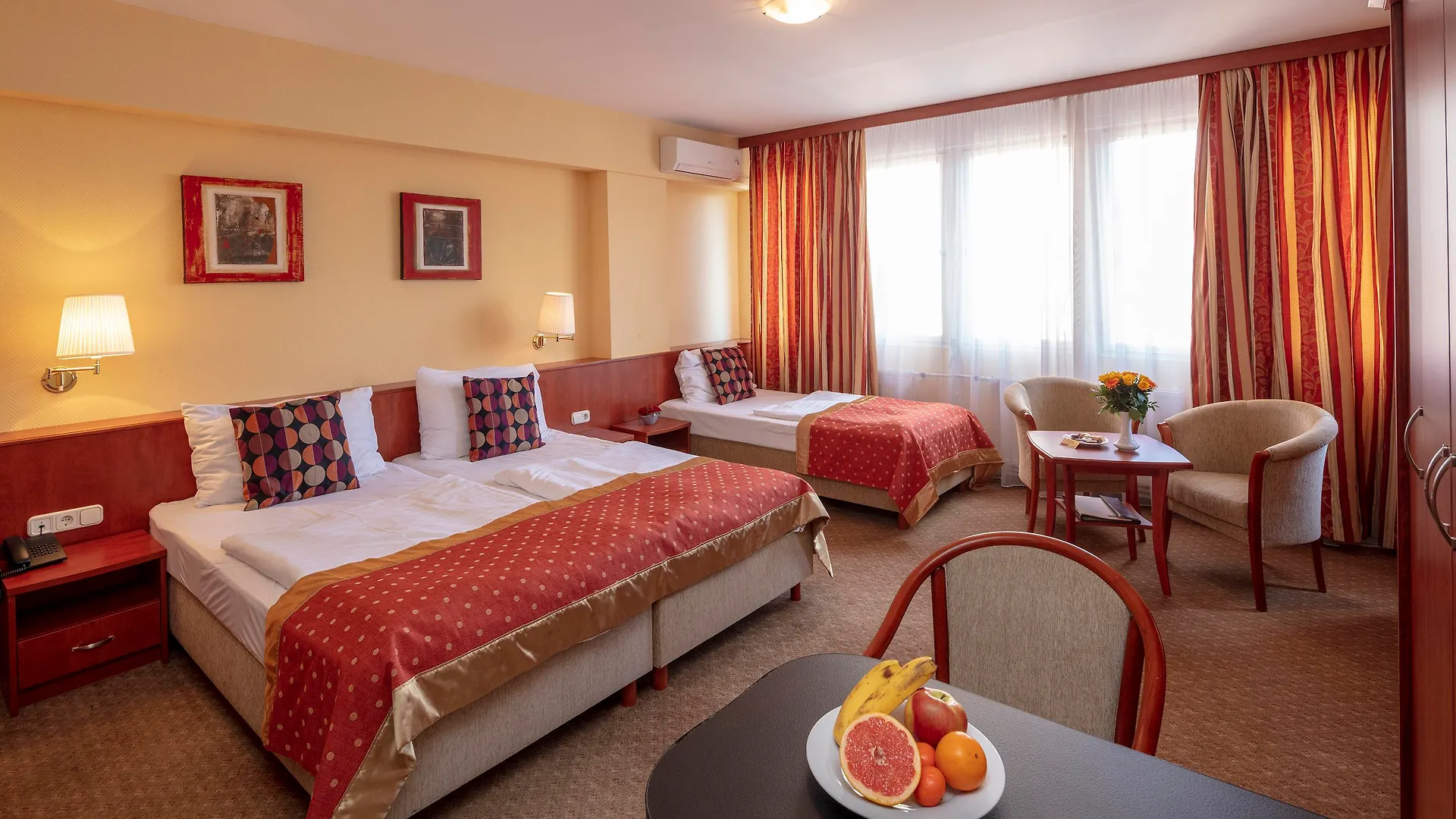 Hotel Charles Budapest 3*,  Hungary